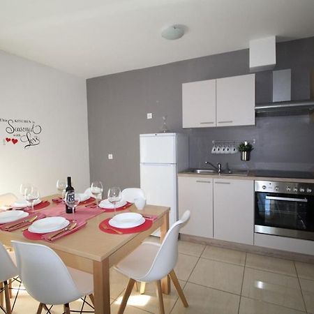 Apartments "Sun-Mauro" - Suitable For Groups Of People Novalja Exterior photo