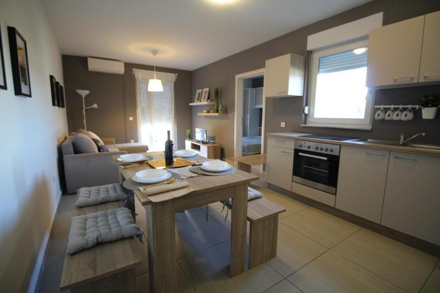 Apartments "Sun-Mauro" - Suitable For Groups Of People Novalja Exterior photo