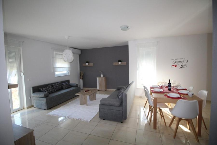 Apartments "Sun-Mauro" - Suitable For Groups Of People Novalja Exterior photo