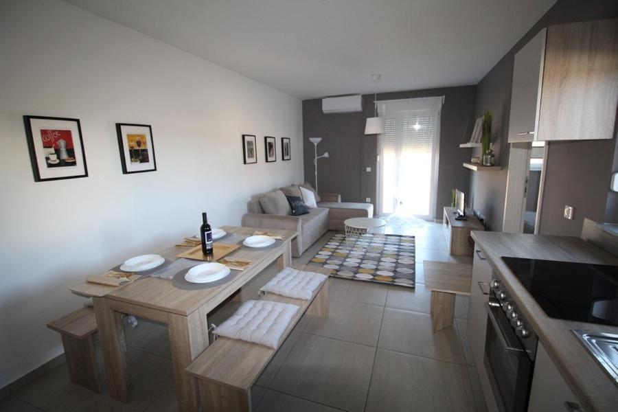 Apartments "Sun-Mauro" - Suitable For Groups Of People Novalja Exterior photo