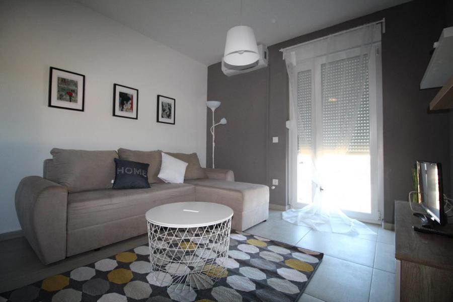 Apartments "Sun-Mauro" - Suitable For Groups Of People Novalja Exterior photo