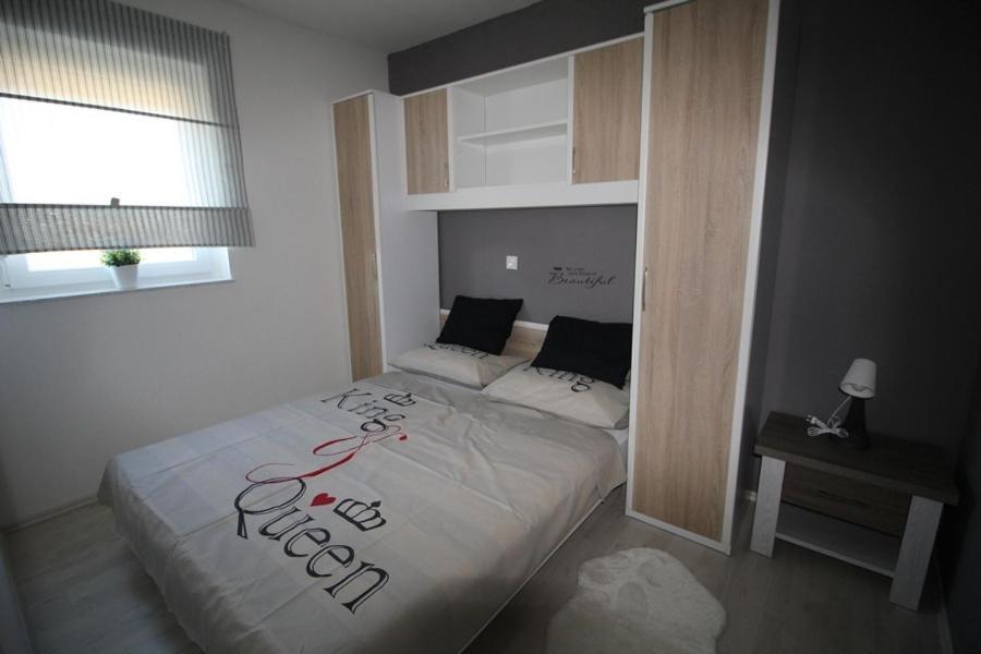 Apartments "Sun-Mauro" - Suitable For Groups Of People Novalja Exterior photo