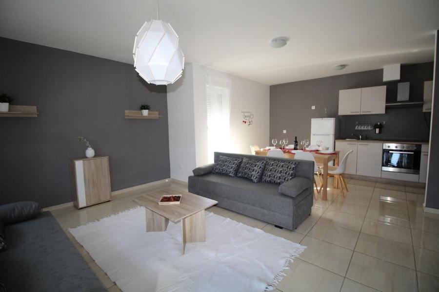 Apartments "Sun-Mauro" - Suitable For Groups Of People Novalja Exterior photo