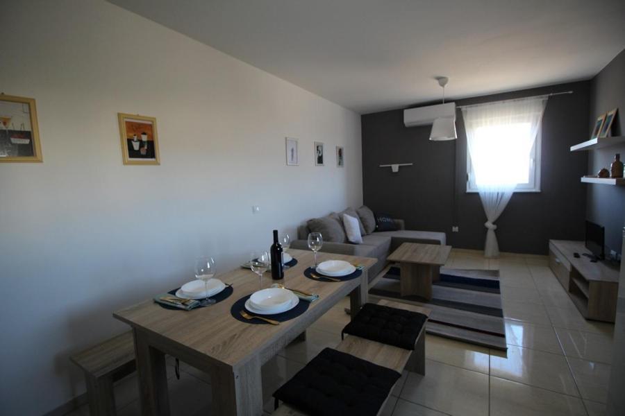 Apartments "Sun-Mauro" - Suitable For Groups Of People Novalja Exterior photo