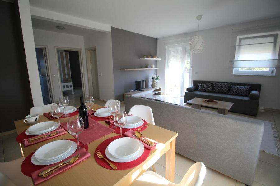 Apartments "Sun-Mauro" - Suitable For Groups Of People Novalja Exterior photo