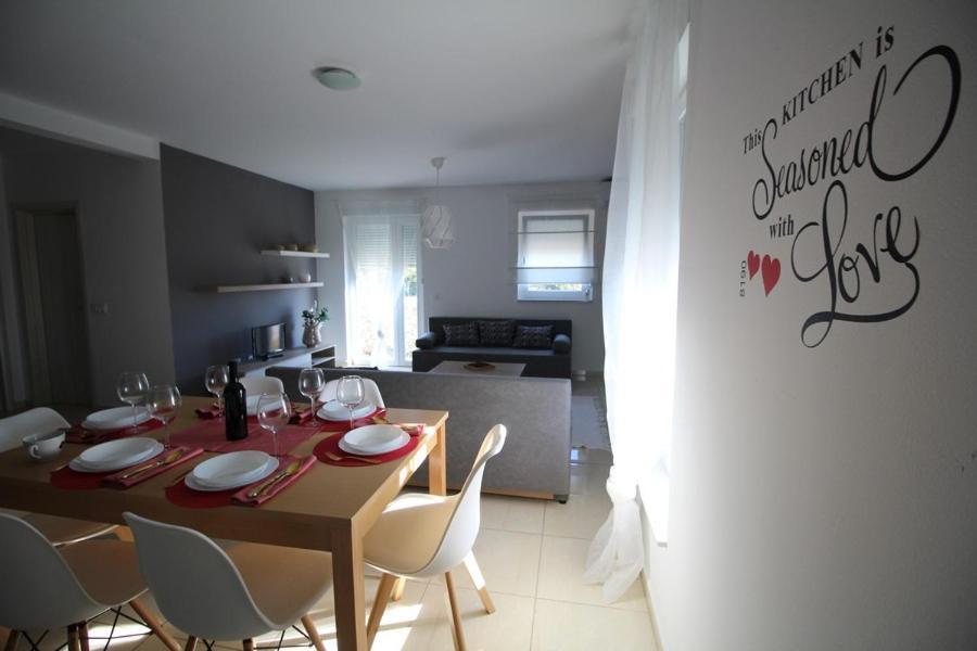 Apartments "Sun-Mauro" - Suitable For Groups Of People Novalja Exterior photo