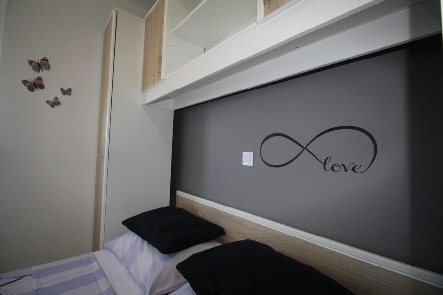 Apartments "Sun-Mauro" - Suitable For Groups Of People Novalja Exterior photo