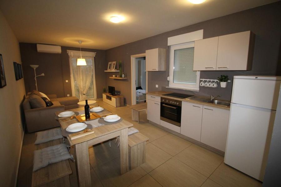 Apartments "Sun-Mauro" - Suitable For Groups Of People Novalja Exterior photo