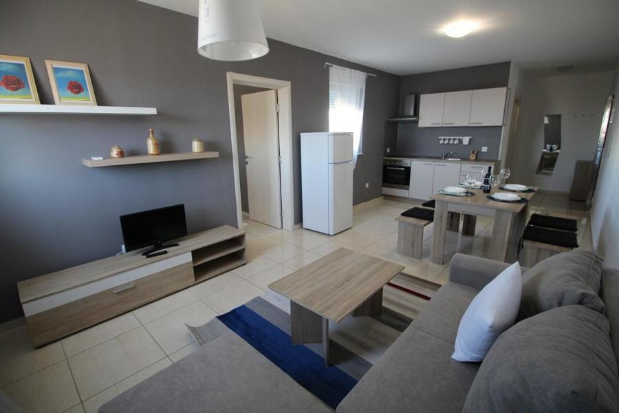 Apartments "Sun-Mauro" - Suitable For Groups Of People Novalja Exterior photo