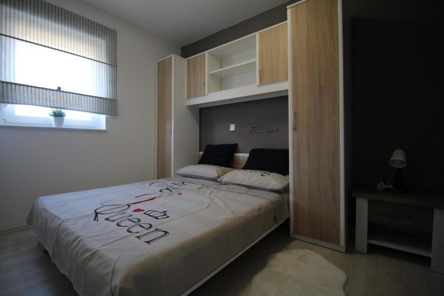 Apartments "Sun-Mauro" - Suitable For Groups Of People Novalja Exterior photo