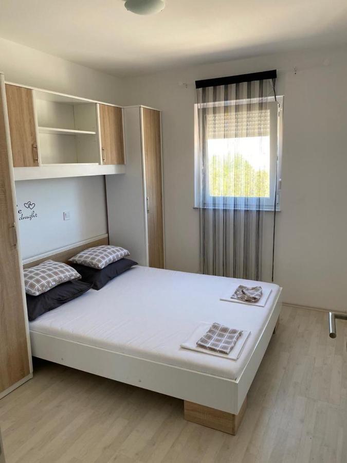 Apartments "Sun-Mauro" - Suitable For Groups Of People Novalja Exterior photo