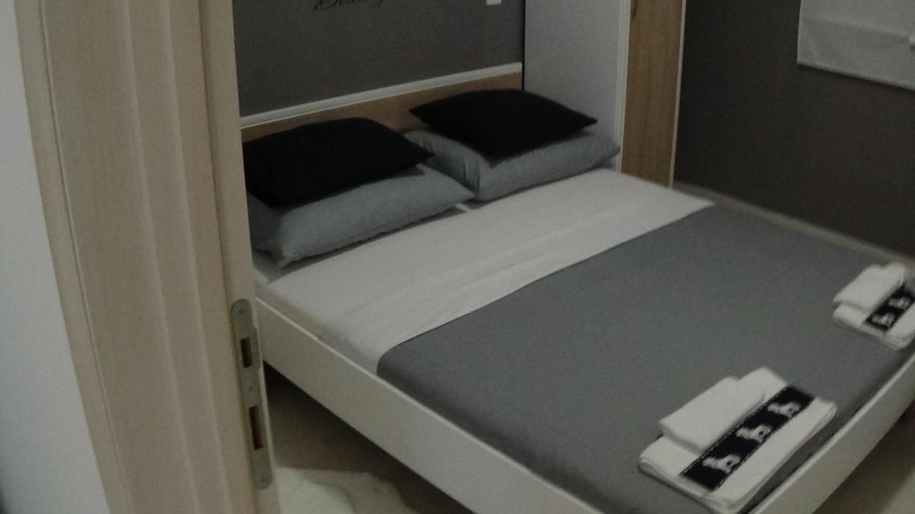 Apartments "Sun-Mauro" - Suitable For Groups Of People Novalja Exterior photo