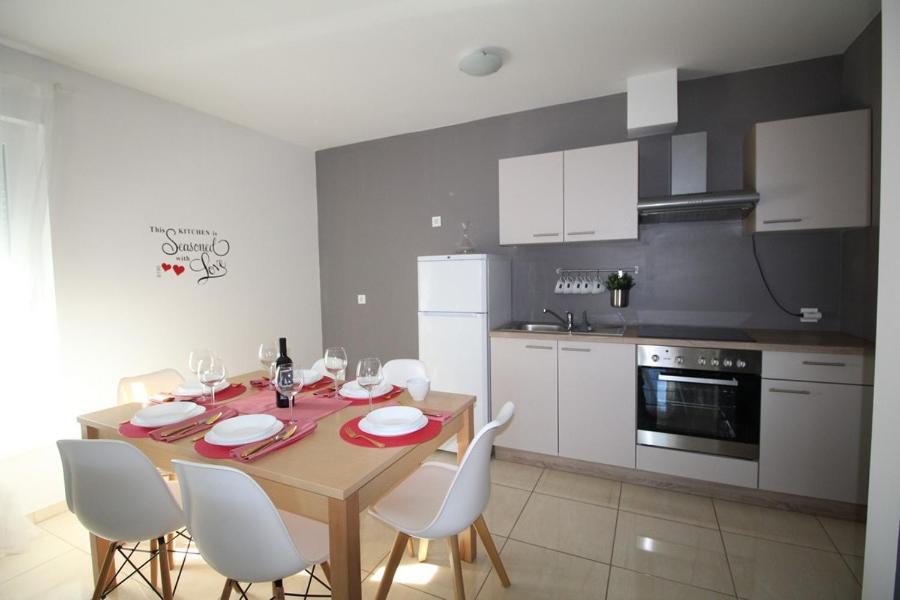 Apartments "Sun-Mauro" - Suitable For Groups Of People Novalja Exterior photo