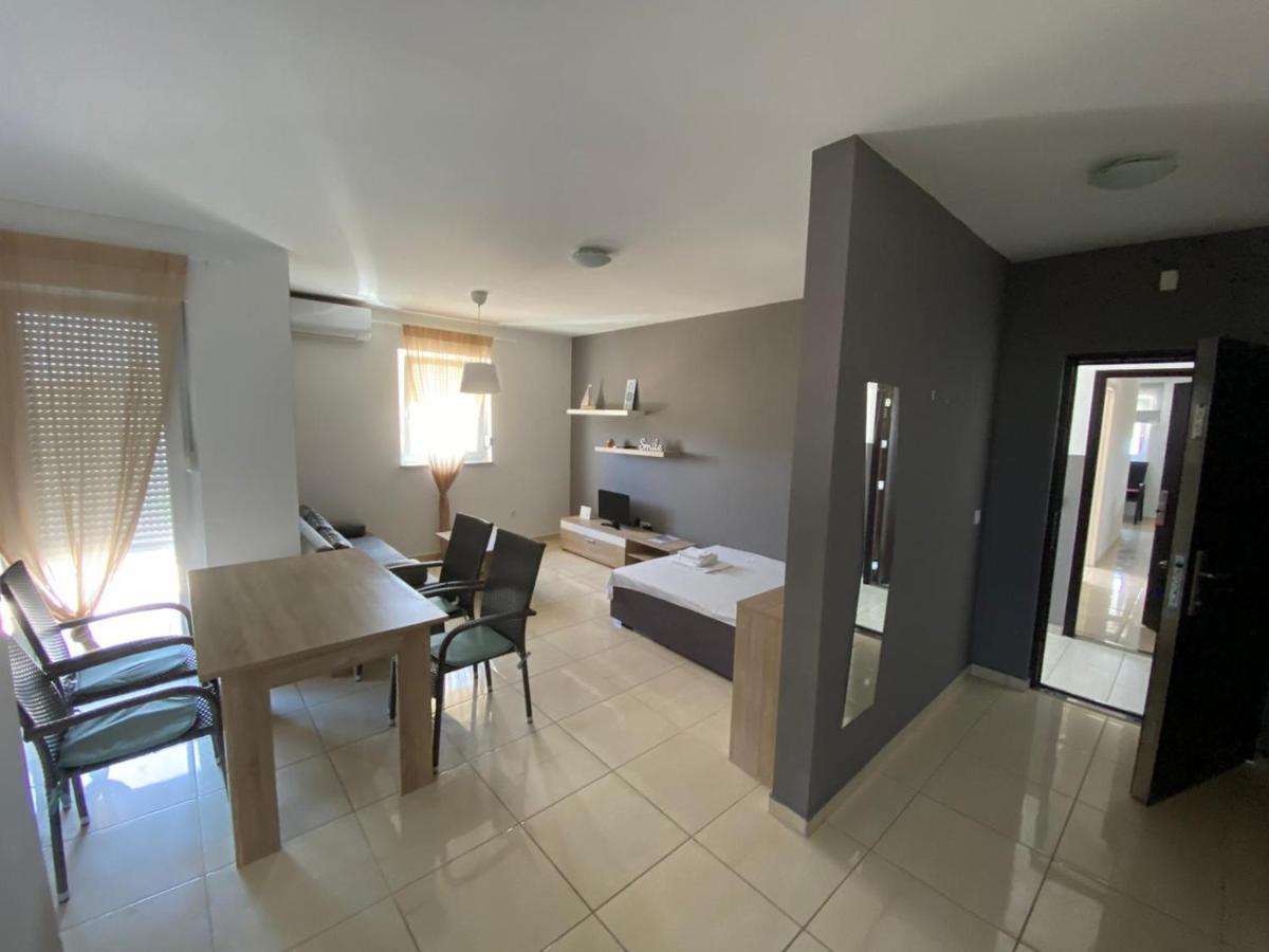 Apartments "Sun-Mauro" - Suitable For Groups Of People Novalja Exterior photo