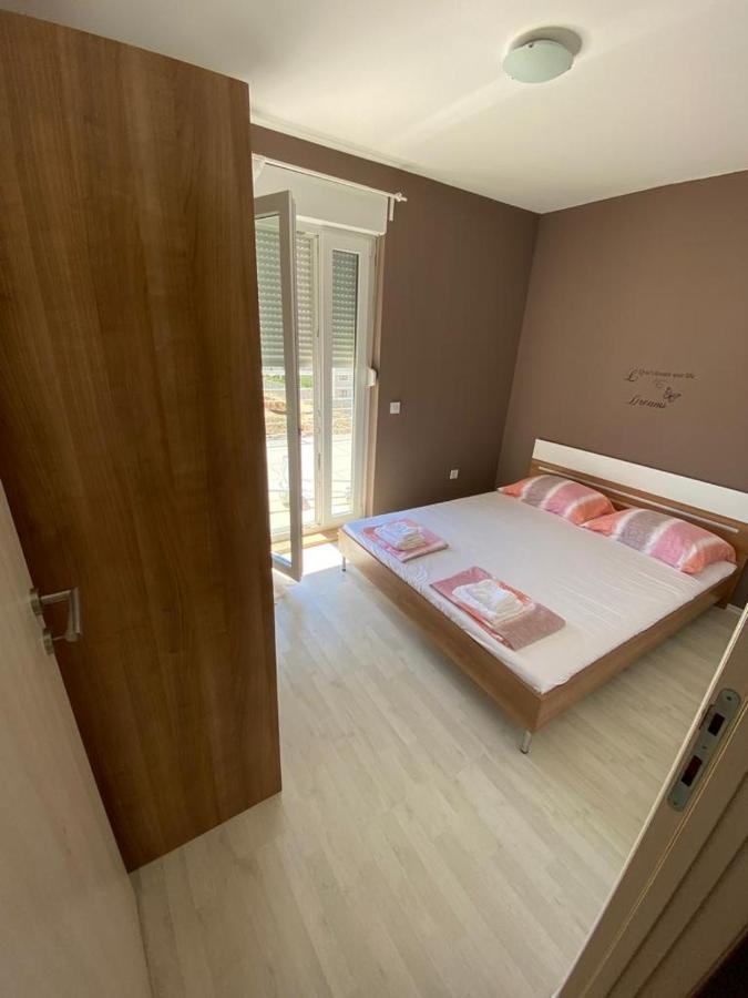 Apartments "Sun-Mauro" - Suitable For Groups Of People Novalja Exterior photo