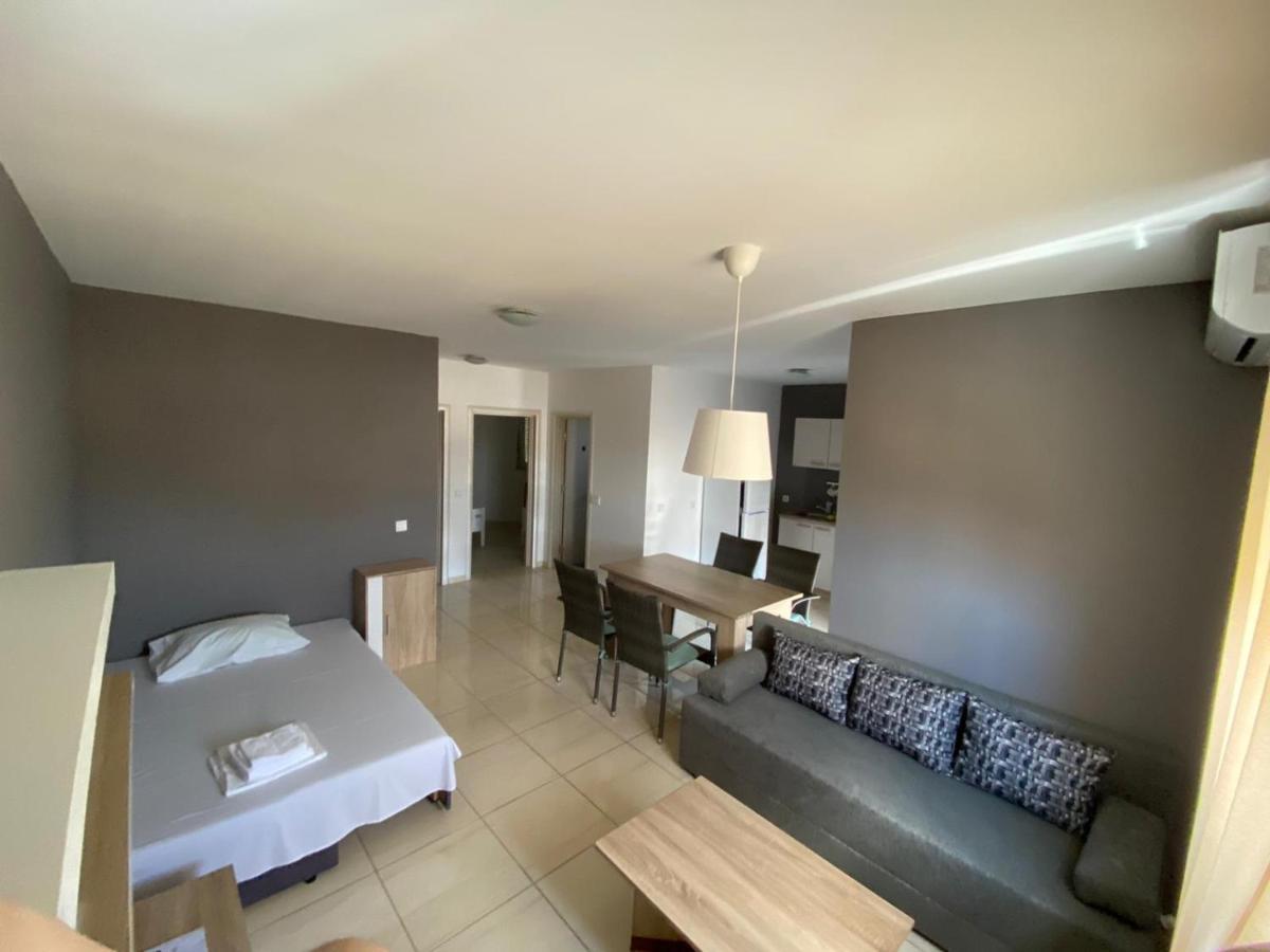 Apartments "Sun-Mauro" - Suitable For Groups Of People Novalja Exterior photo