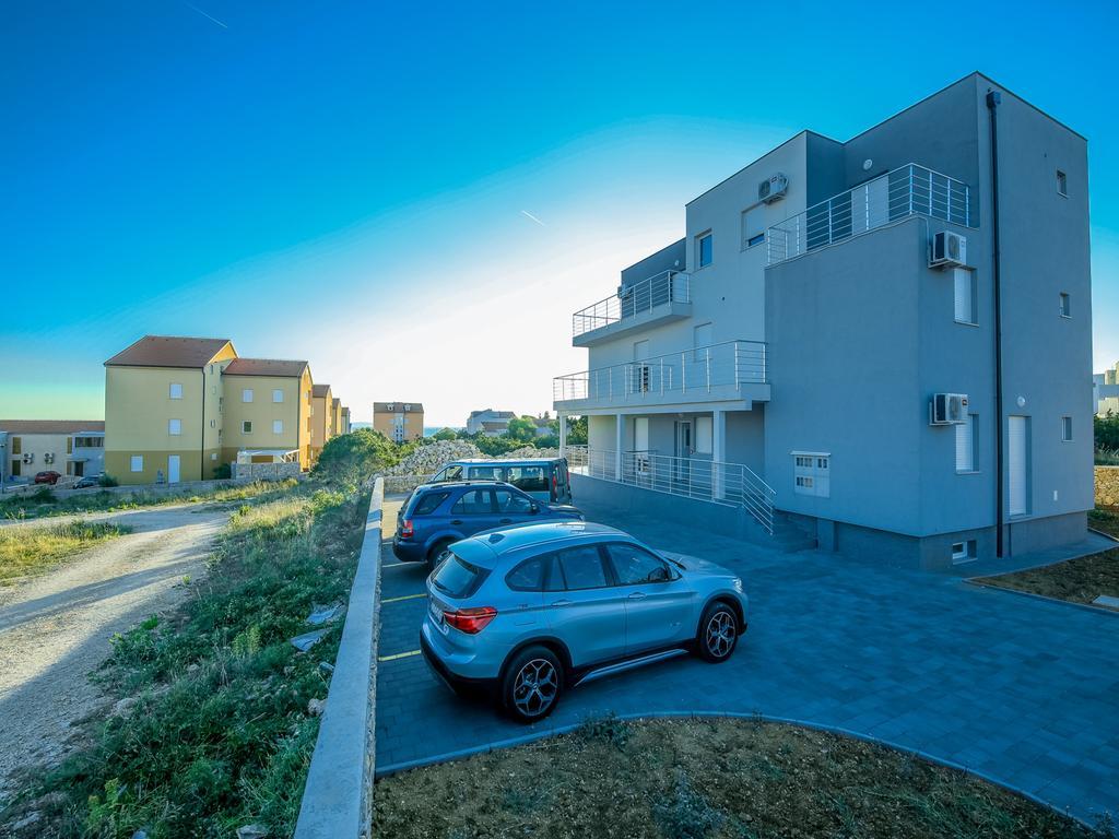 Apartments "Sun-Mauro" - Suitable For Groups Of People Novalja Exterior photo